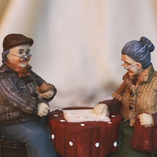 591892032_Old-Couple-Playing-Board-Decorative Gift_1.jpg